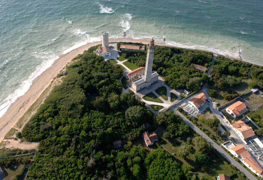 Phare et vieille tour vus du ciel
