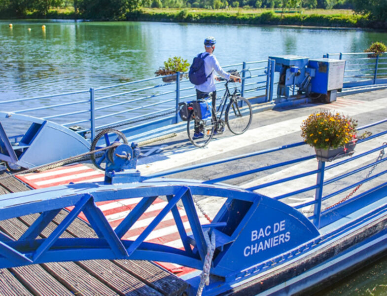 Bac à chaine transportant un cycliste et tranversant la Charente