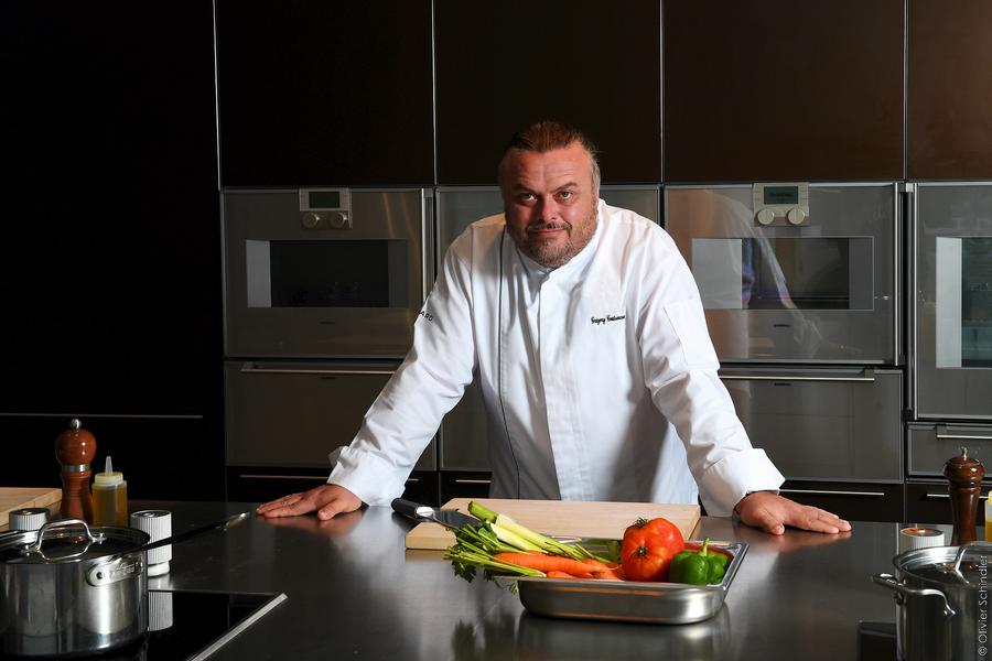 Grégory Coutanceau donnant un cours de cuisine