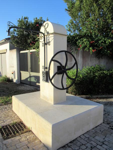 Fontaine de Rivedoux et manivelle