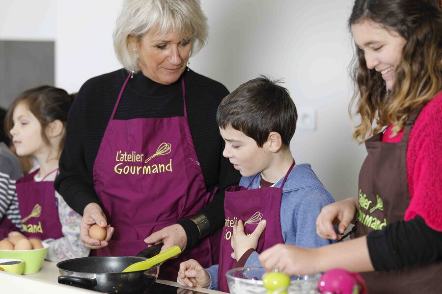 mamie enfant cuisinent