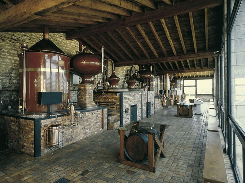 Alambics à la Distillerie du Château de Beaulon, Étapes du Cognac, à Lorignac en Haute-Saintonge