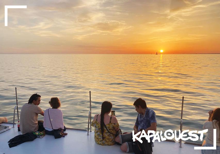 À l'heure du coucher du soleil à bord de Kapalouest