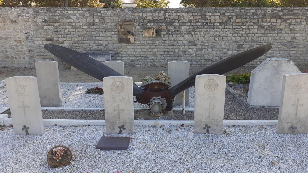 Hélice du Commonwealth et les tombes alentours