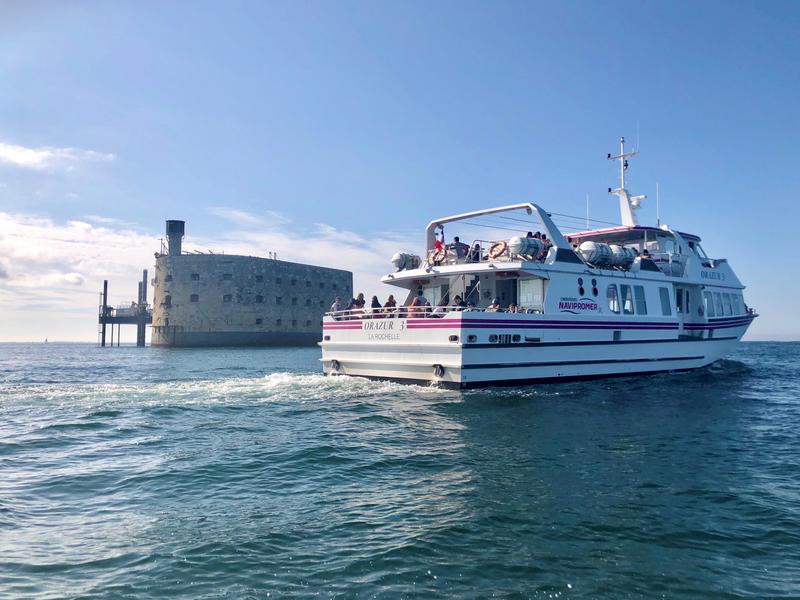 Le bateau Orazur III devant le Fort Boyard