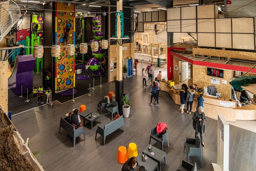 Vue de haut sur l'accueil, la partie grimpe ludique et l'accrobranche