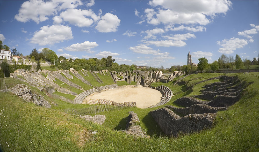 Vue grand angle sur les vestiges de l'amphithéâtre