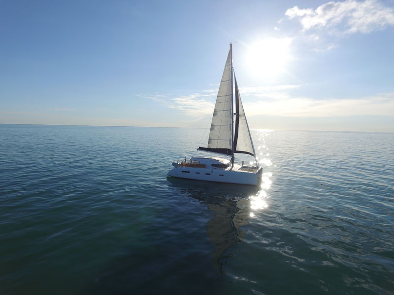 catamaran dans le soleil