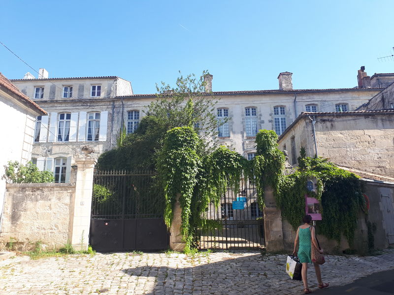 Depuis la rue, entrée du musée avec grand portail et cour intérieure