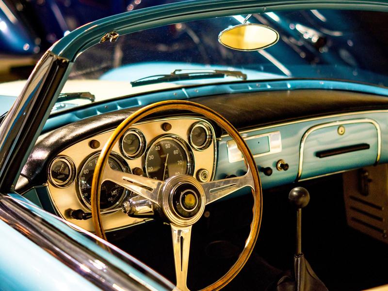 Intérieur d'une voiture ancienne