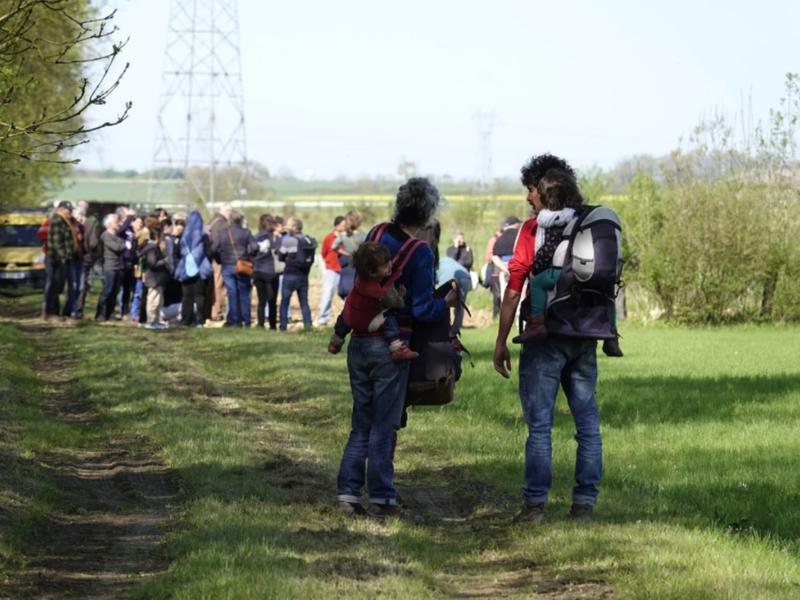Des personnes se promènent dans un champs