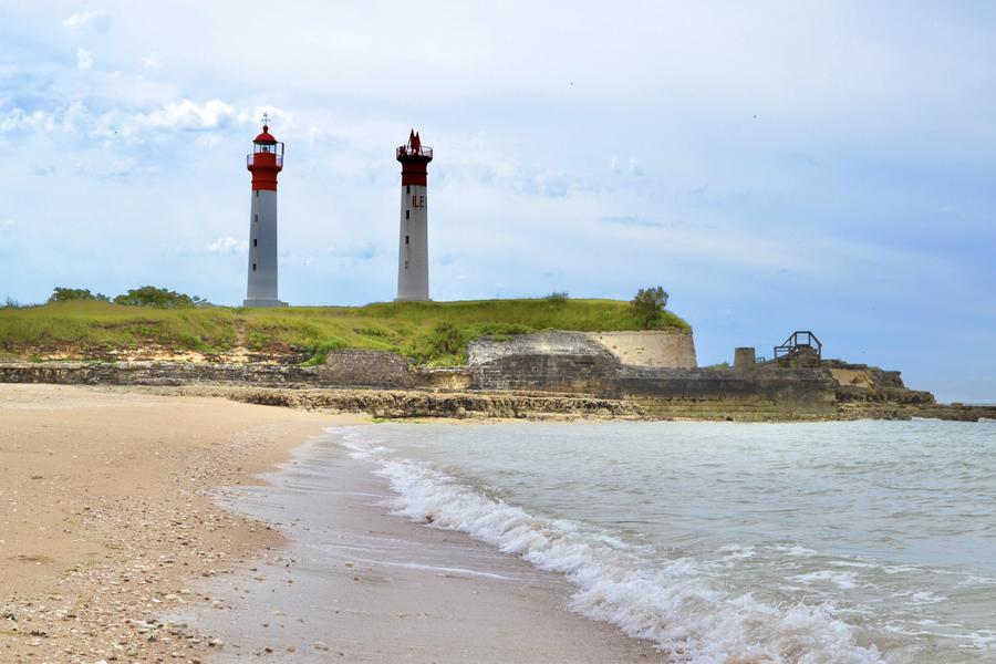 Deux phares rouges sur l'ile d'Aix.