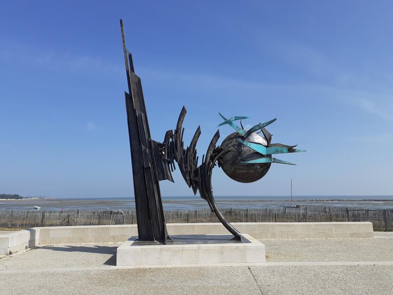 Sculpture « Des vagues, des mouettes » et vue sur la mer