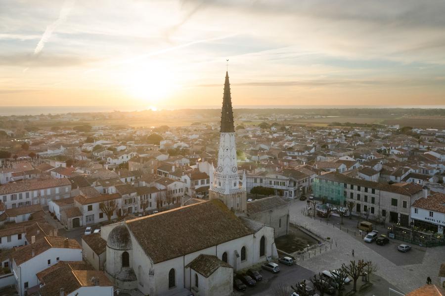 Église et clocher d'Ars-en-Ré vu du ciel