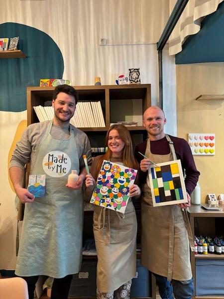 Trois gérants (2 hommes et 1 femme) posent en montrant des créations