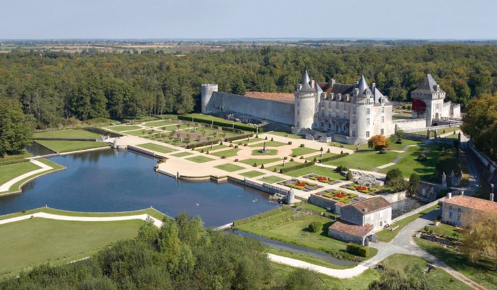 vue aérienne sur le château et la grande pièce d'eau