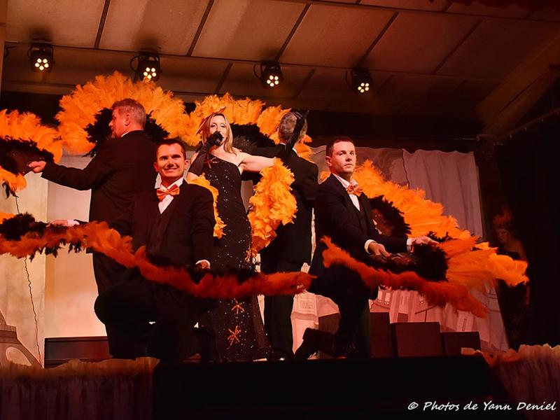 Des danseurs sur une scène