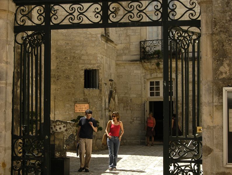 Cour d'entrée du musée, grand portail métallique