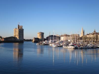 Les Tours Saint-Nicolas et la Chaine vues depuis le port.