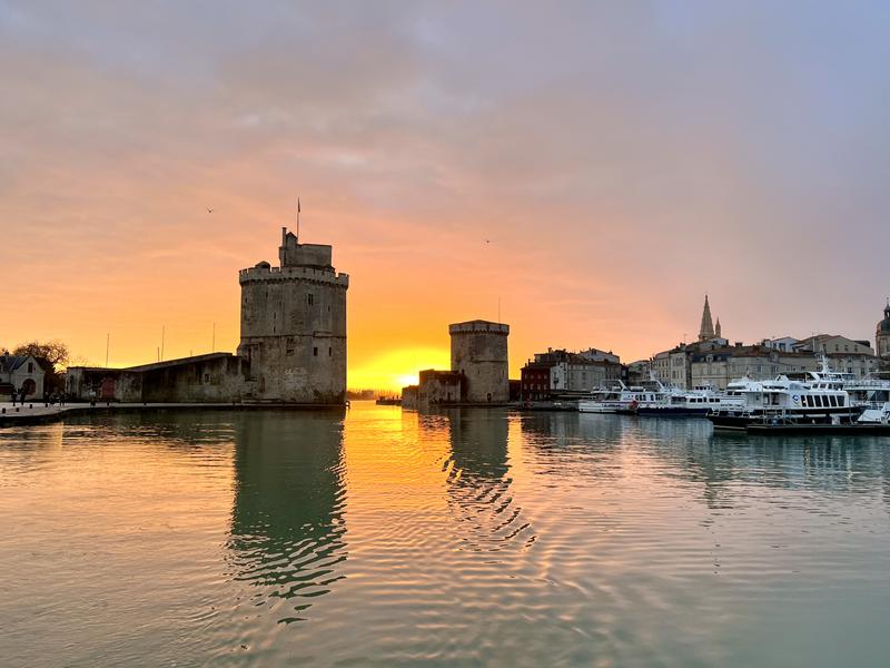 Tours St Nicolas et de la Chaine au coucher de soleil
