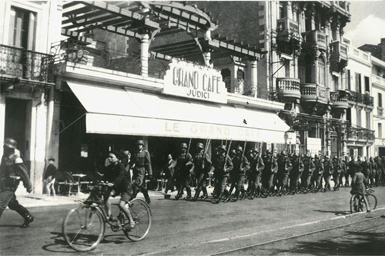 Troupes allemandes devant le Grand Café Judici, sans date, photographie, auteur inconnu, ADCM 87 Fi Photographies