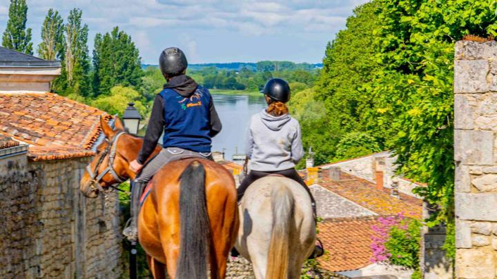 À cheval