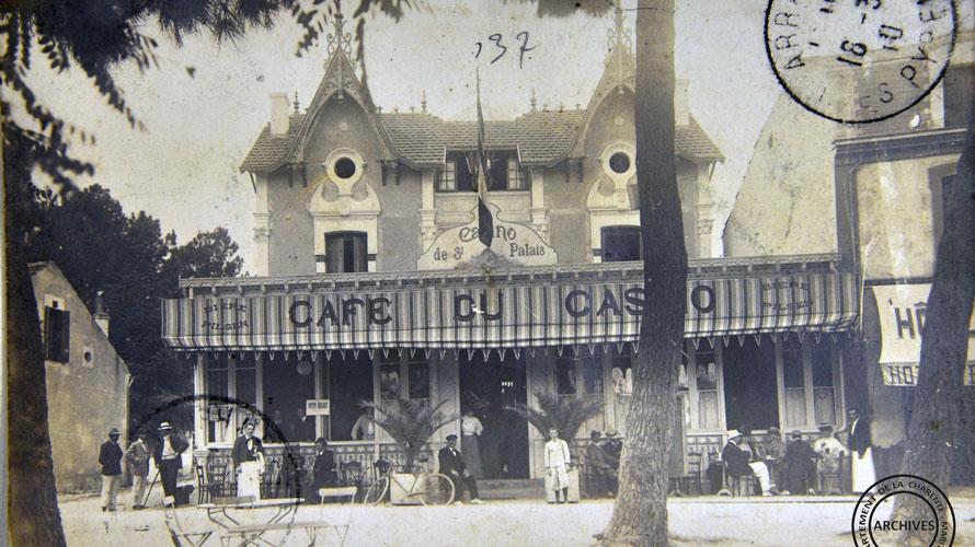 Carte postale de la Terrasse du Café du Casino de Saint-Palais-Mer. Cachet de la poste de 1910.
